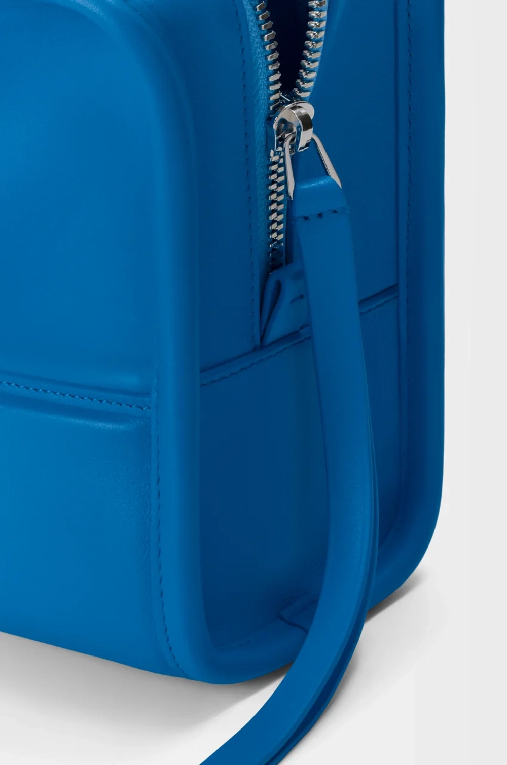 Loewe Маленькая сумка Amazona 180 из мягкой телячьей кожи, ярко-синий