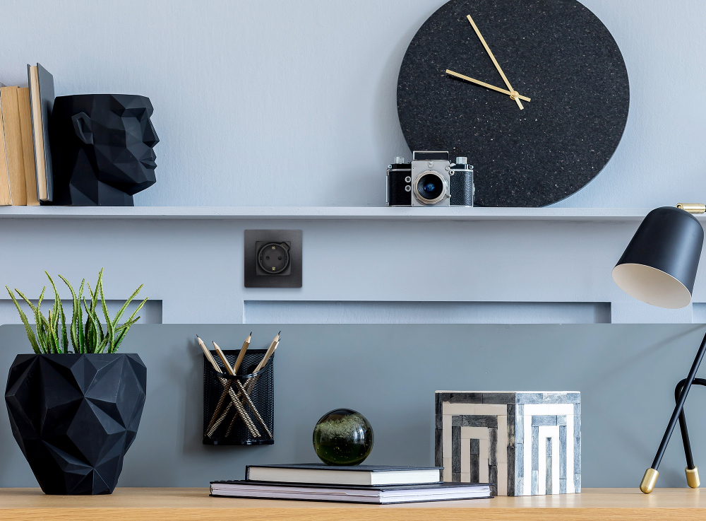 Розетка с заземлением с USB тип C со шторками 16А 250В 1500мА 7,5Вт антрацит ETIKA Legrand