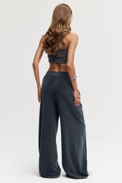 Широкие брюки на резинке из велюровой ткани графитового цвета