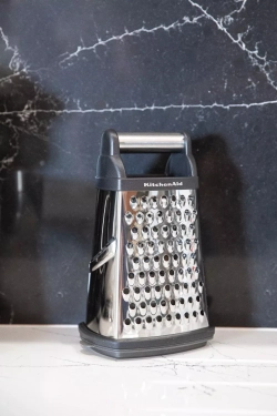KitchenAid - Терка четырехсторонняя с контейнером UNIVERSAL. / артикул   KQG300OSOBE  / GTIN 5057982067281