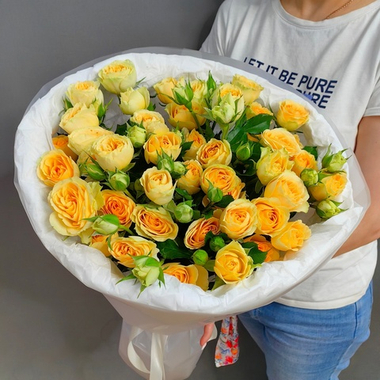 Букет из 9 кремовых кустовых роз сорта "Bandolero"