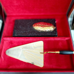 Подарок строителю "Мастерок"  большой на долерите с фианитами