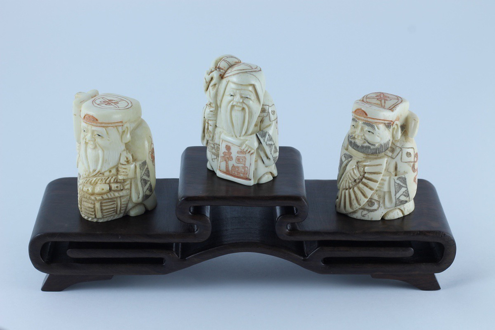 Сет нэцкэ 3 бога Дзюродзин, Фукурокудзю и Бисямонтен на подставке