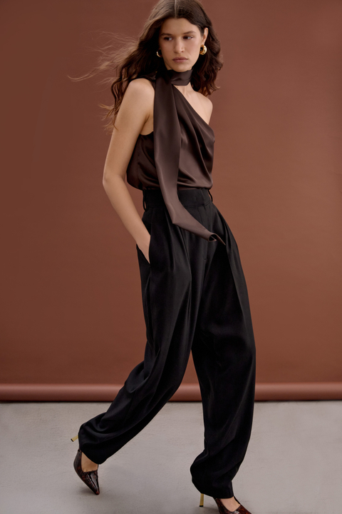 Брюки-бананы из костюмной ткани