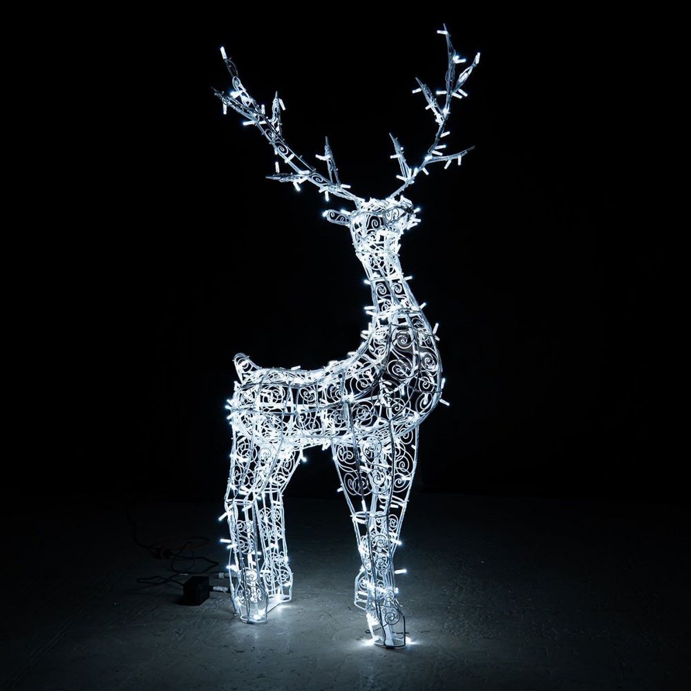 светодиодный олень с ажурным каркасом