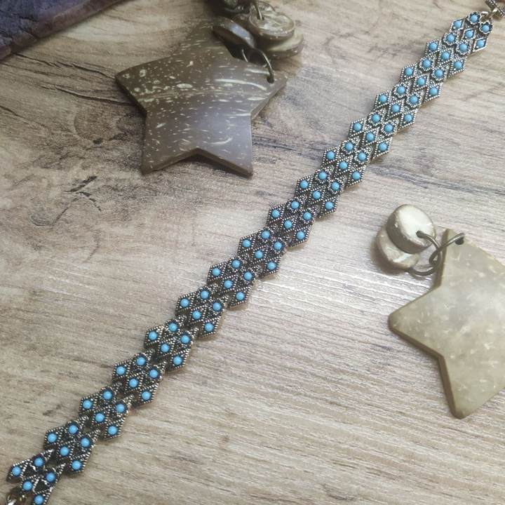 Браслет Vogue Ромбик цветочек в 3 ряда 12 мм бусинки голубые металл золотистый на красном бархате