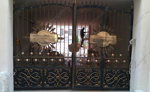 Распашные кованые ворота 12