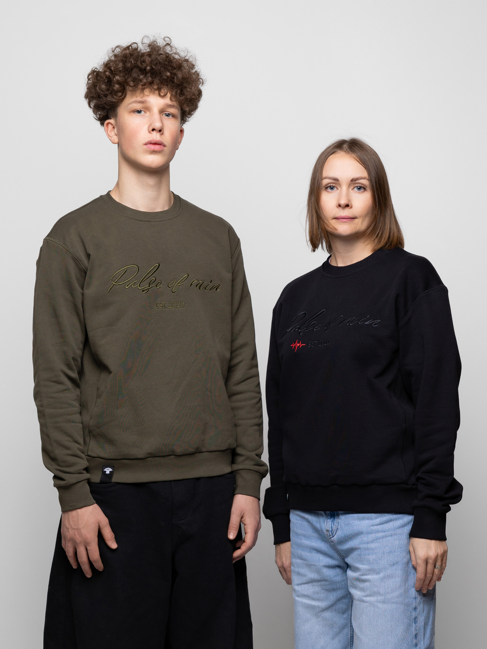 Свитшот с вышитой надписью PULSE OF RAIN хаки