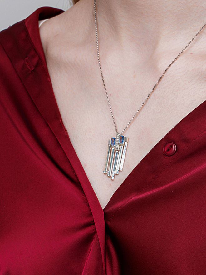 Подвес асимметричный из серебра со вставками из выращенной шпинели