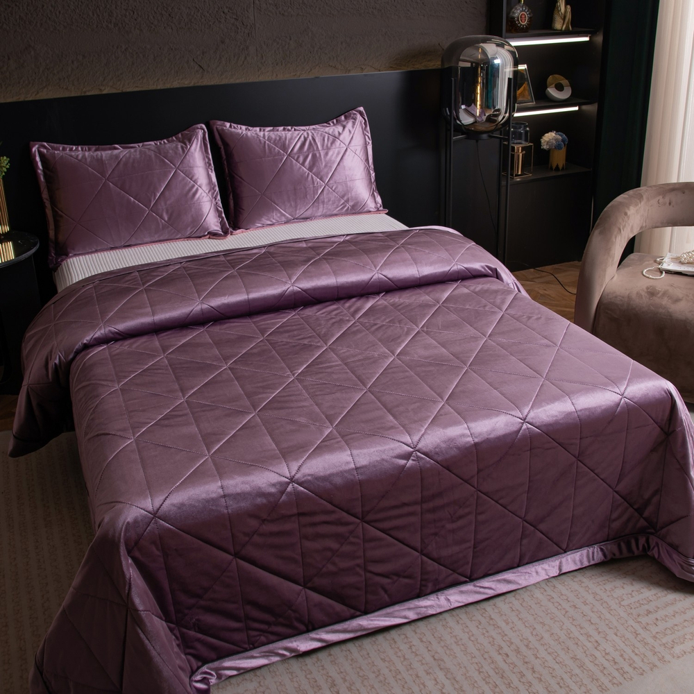 Велюровое покрывало в клетку и две наволочки OVL042