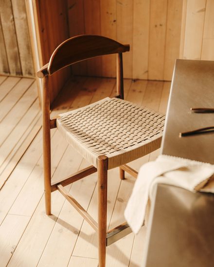 Nina Полубарный стул из массива акации с ореховой отделкой и бежевой веревкой 62 см