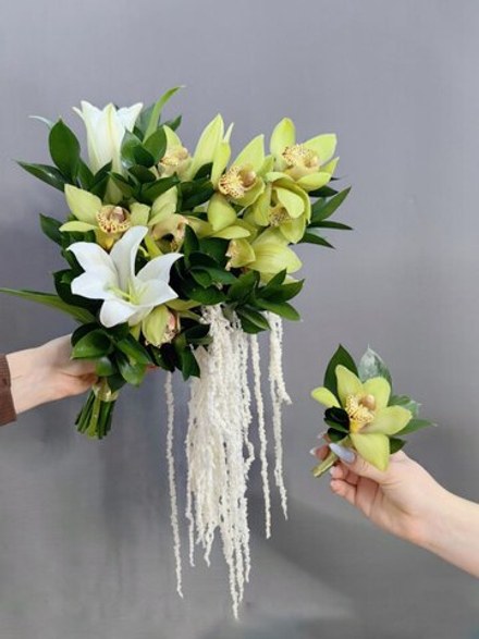 Букет невесты с лилией и фисташковыми орхидеями