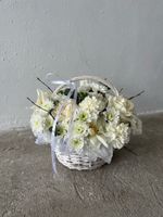 Цветочная корзина с тюльпанами и розами