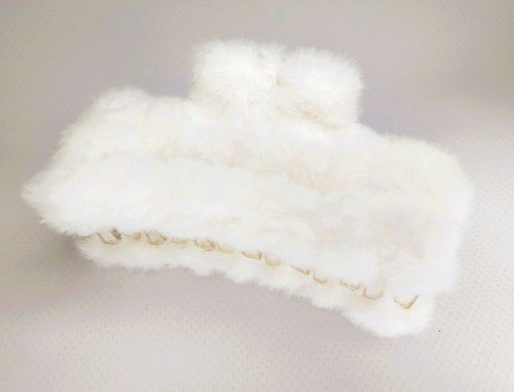 "Зимняя меховая заколка-краб". Цвет белый