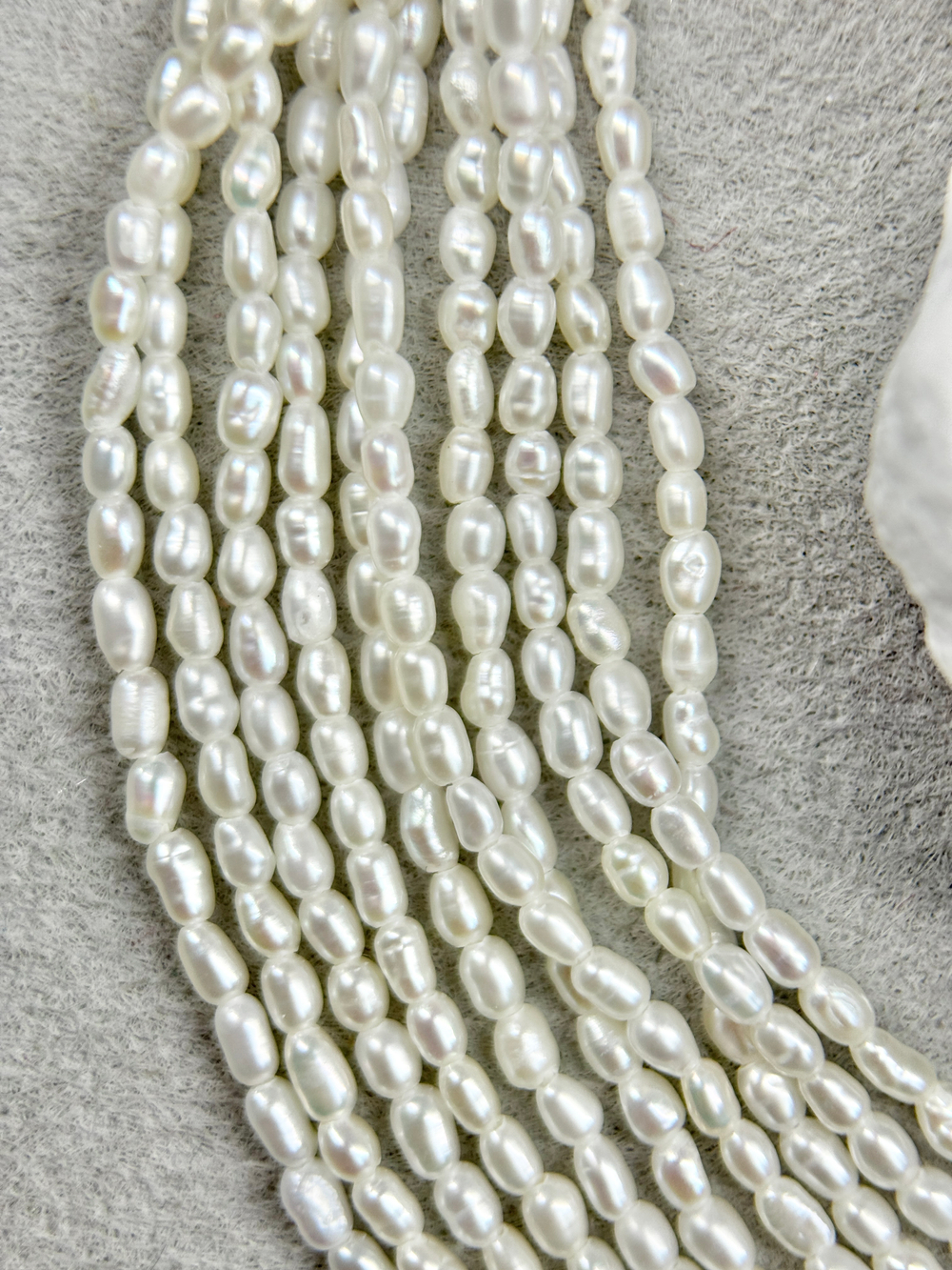 Натуральный барочный жемчуг супермелкий 1,5-2 мм, кремовый, нить 18 см