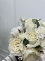 Свадебный букет из диантусов, хлопка, ранункулюсов и эвкалипта