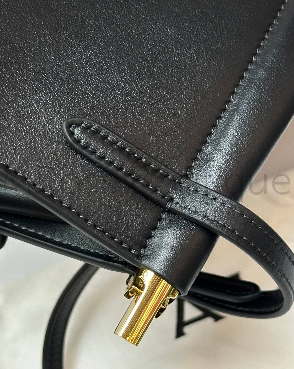Женская сумка Alaia Le Click East West черного цвета