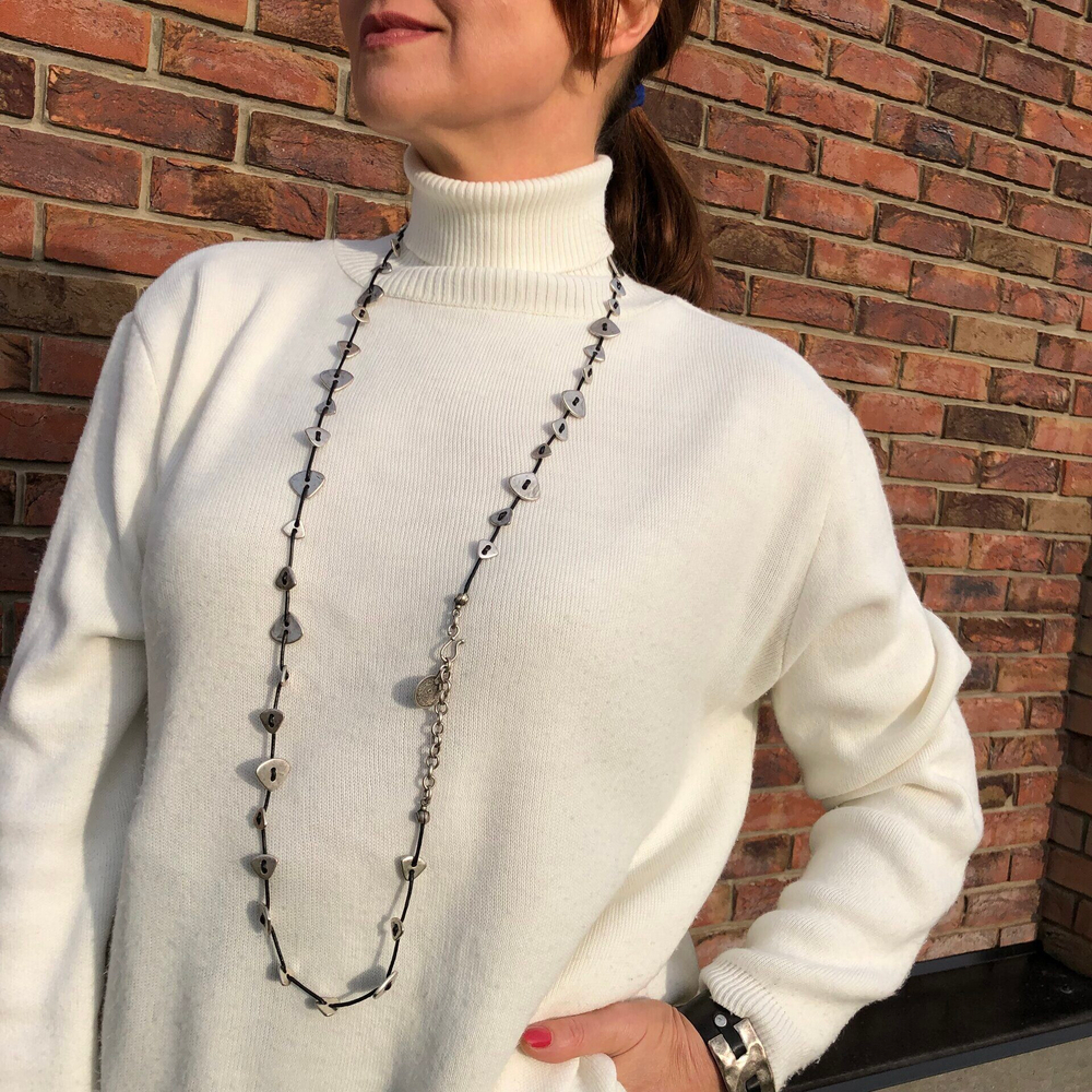 Длинное колье треугольники на коже