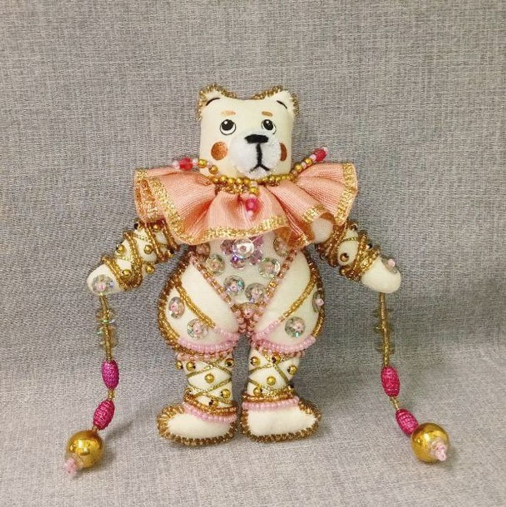 Бисерная ёлочная игрушка Медведь с воротником