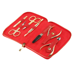 Фото маникюрный набор 7 предметов DEWAL 904RED Инструменты: ножницы для ногтей, ножницы для кутикулы, пилка металлическая 12,5 см, кусачки для кутикулы, кусачки для ногтей, двусторонний маникюрный инструмент, пинцет скошенный. Футляр: натуральная кожа, цвет красный