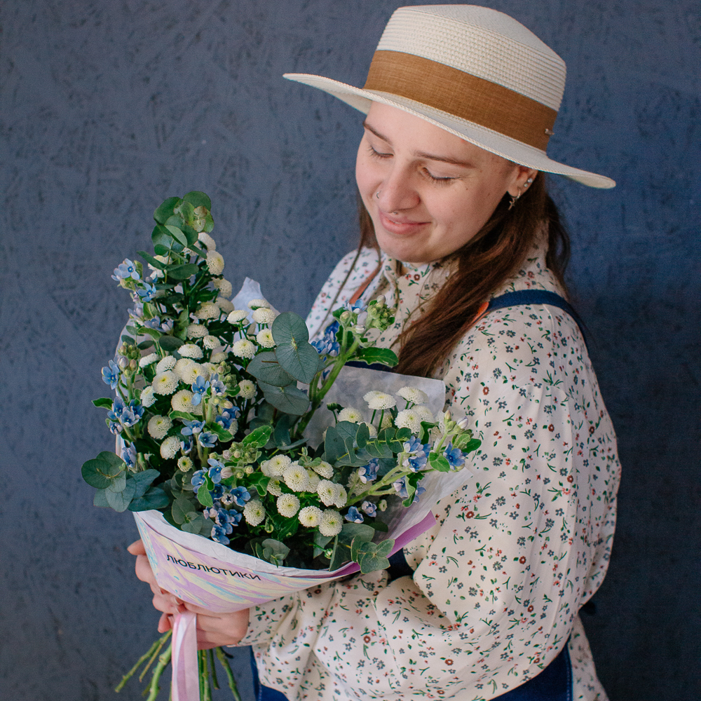 142. Романтичный стойкий букет с оксипеталумом и сантини