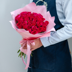 31 малиновая кенийская роза в оформлении