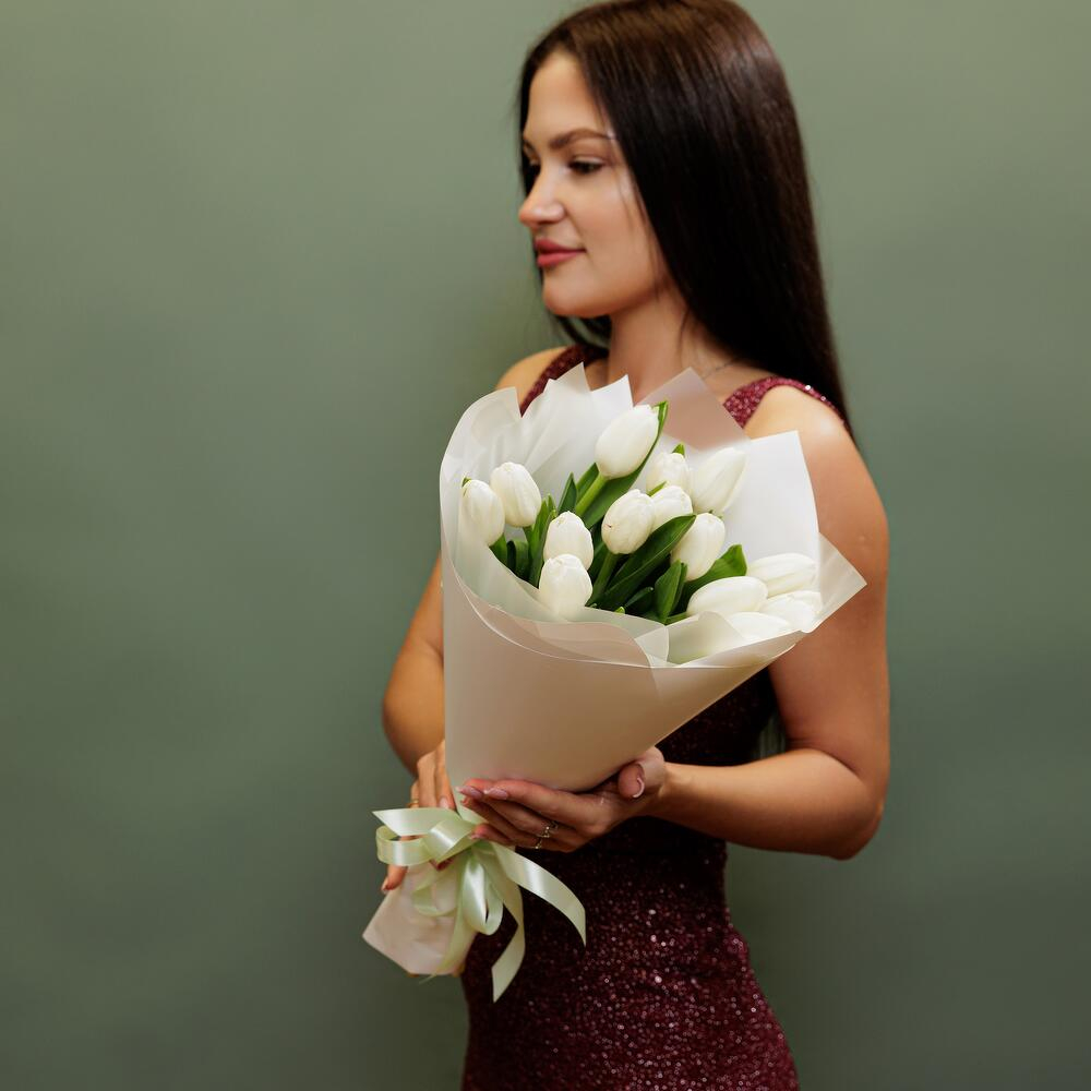 Букет из 15 белых тюльпанов в белом оформлении