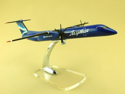 Модель самолета DHC 8-Q400 (М1:100, Якутия, синий)