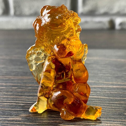 Ангел с щечками сидит