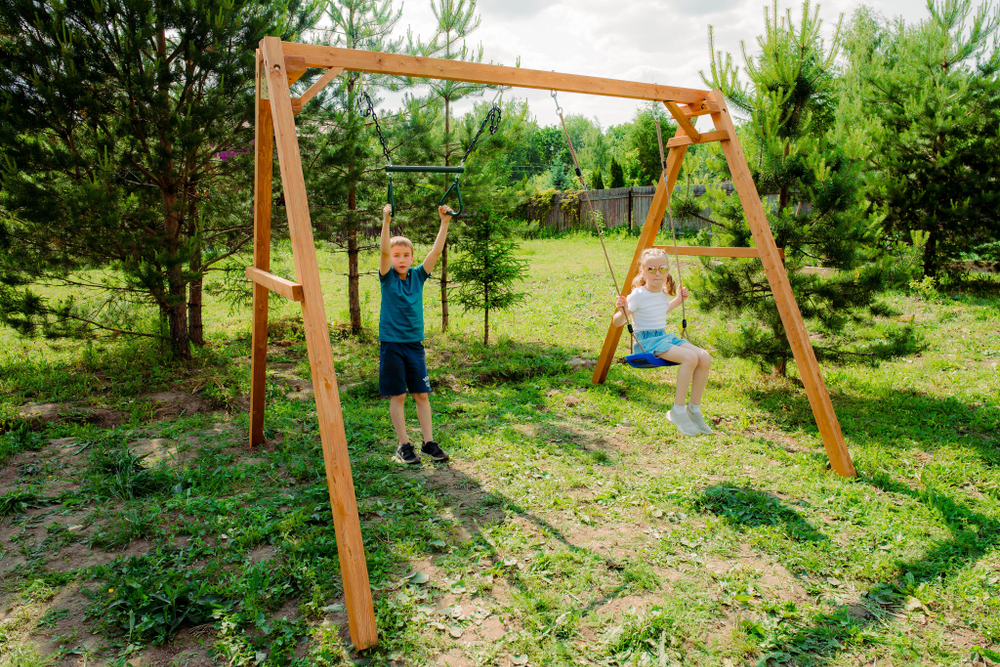 Деревянные качели с трапецией