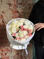 Букет из кустовой пионовидной розы, одноголовых роз, лизиантуса и хризантемы