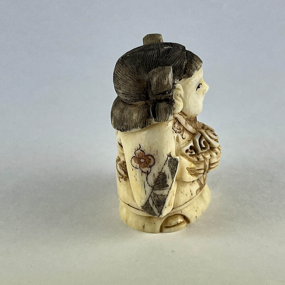 Статуэтка нэцкэ Девочка "Карако" с цветами