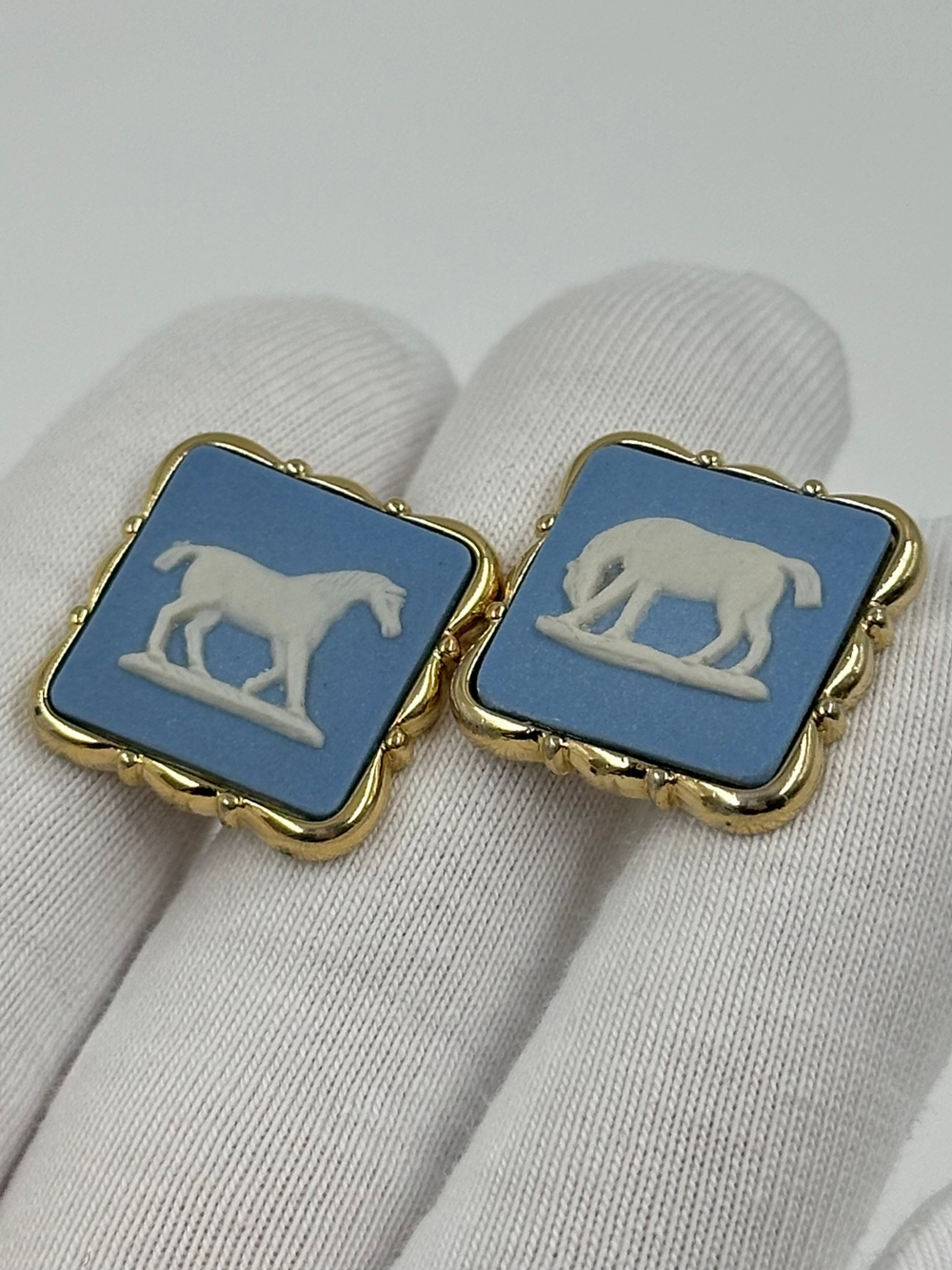 Запонки голубые с лошадьми Wedgwood