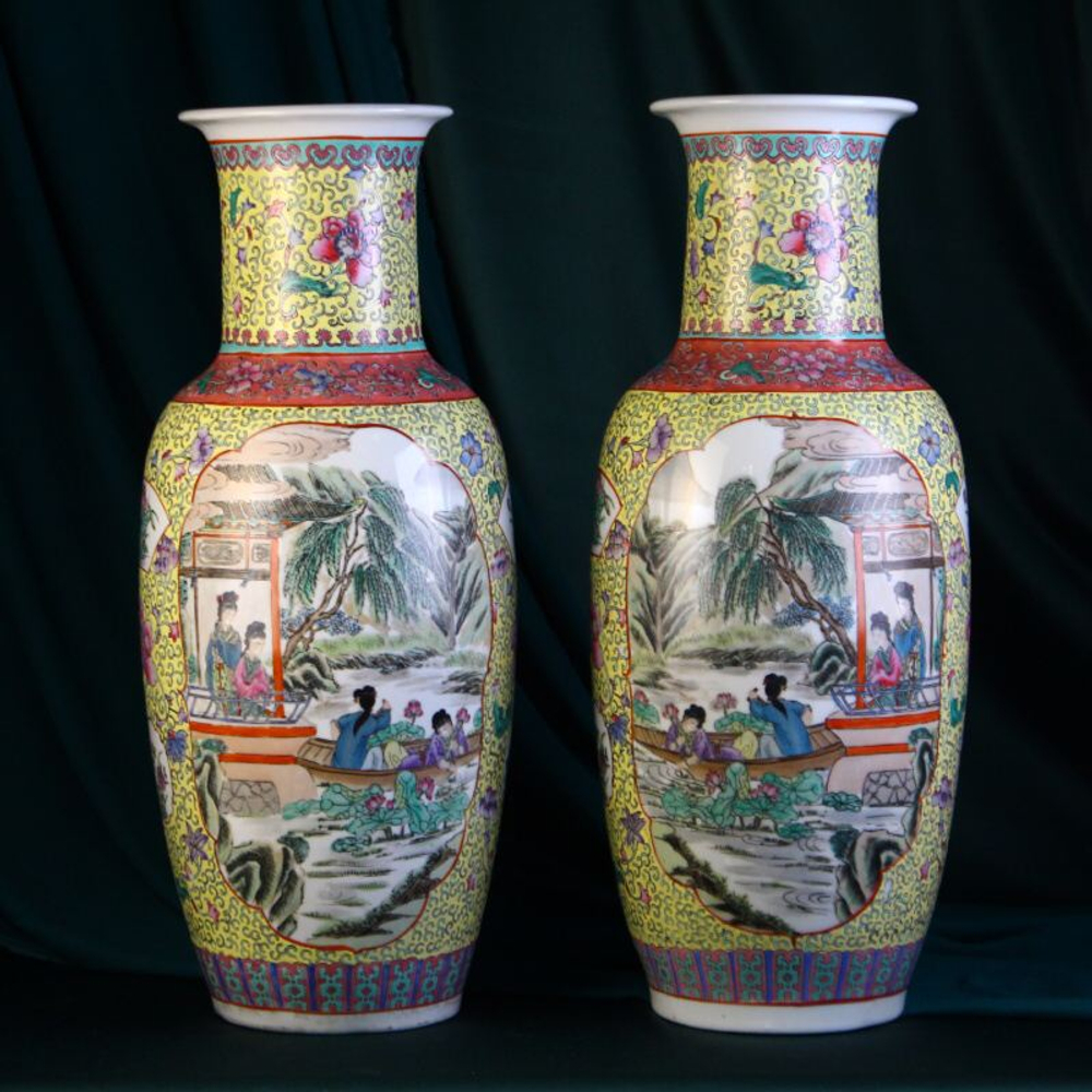 Парные вазы со сценами придворной жизни