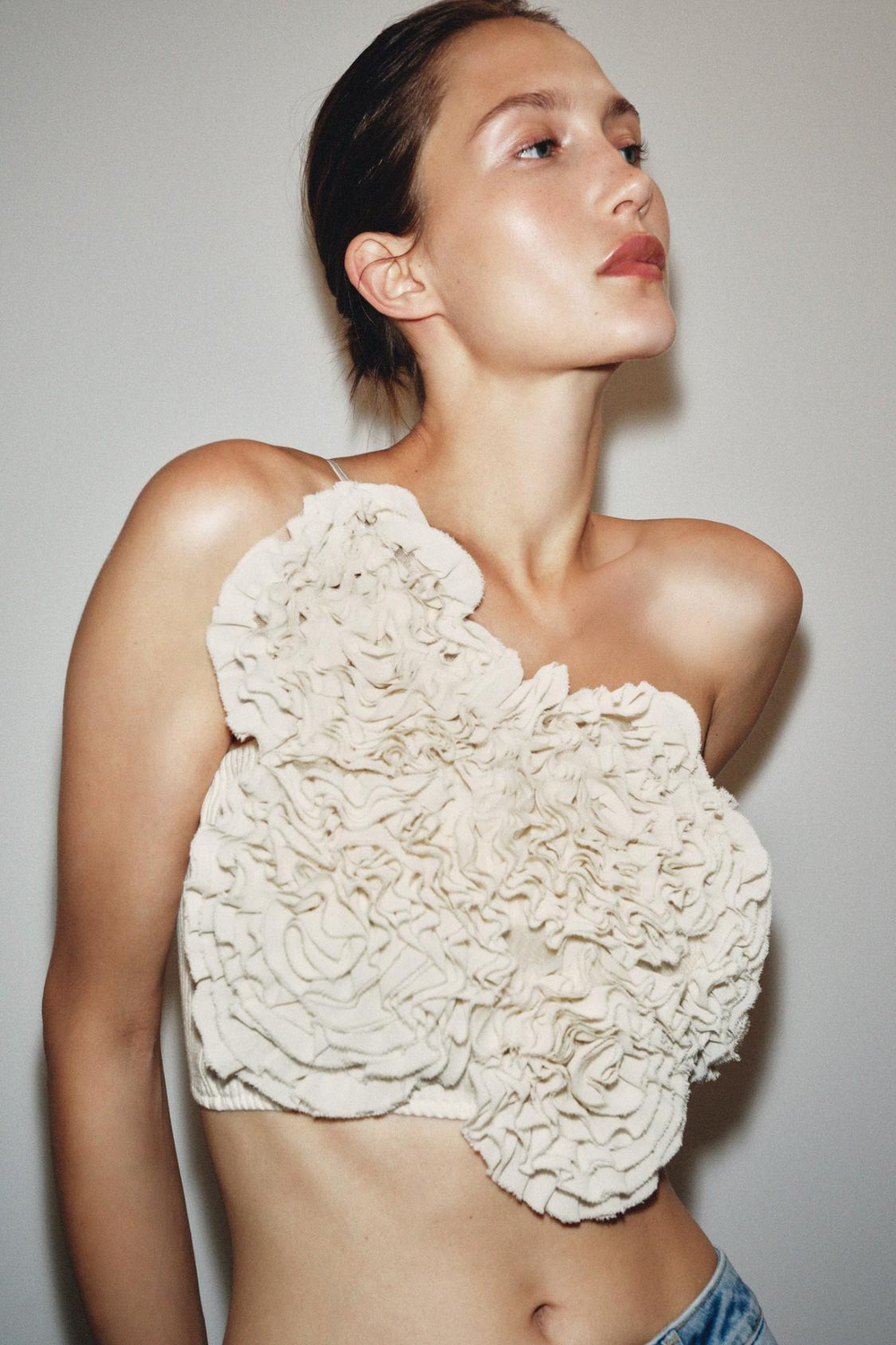 ZARA УКОРОЧЕННЫЙ ТОП С ЦВЕТАМИ, ЭКРЮ