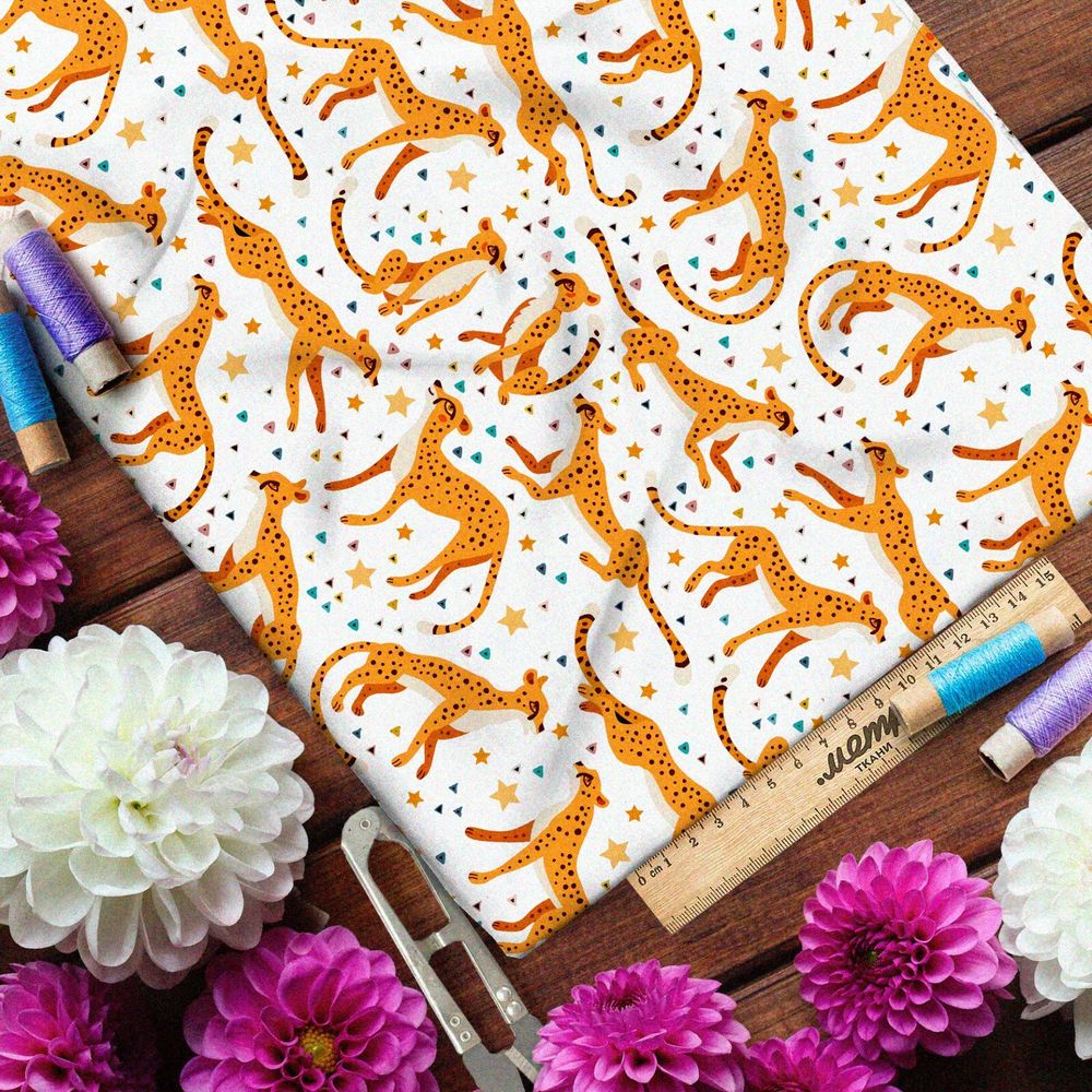 Ткань ниагара динамичные гепарды на белом фоне