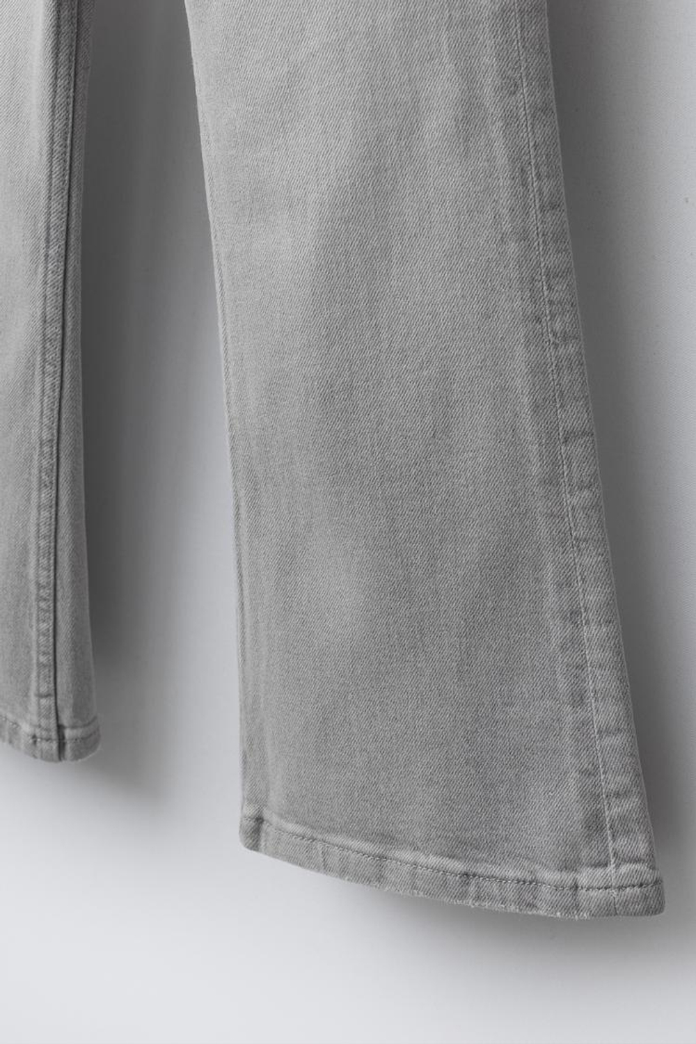 ZARA ДЖИНСЫ FLARE С ДВОЙНОЙ ПУГОВИЦЕЙ, СЕРЫЙ