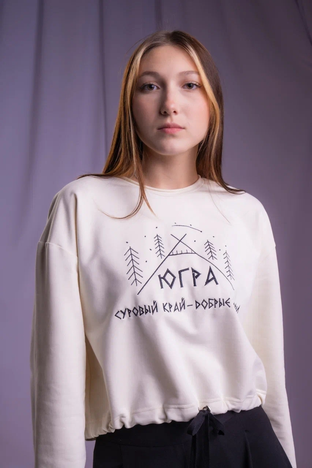 Свитшот укороченный с вышивкой "Суровый край"