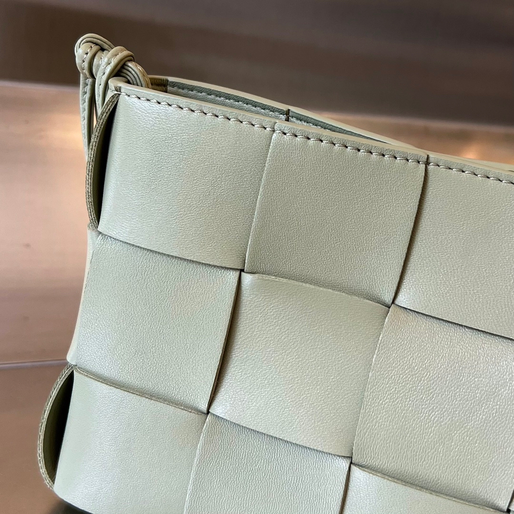 Bottega Veneta Cassette Pouch On Strap 22 cm