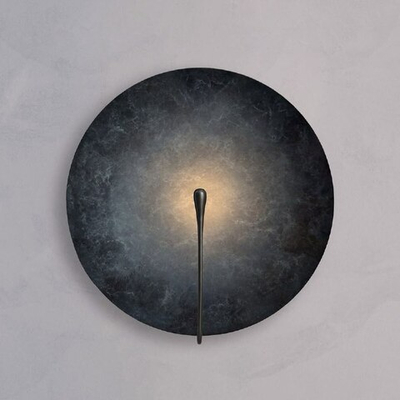 Настенный светильник с эффектом мягкого свечения, создающим ощущение глубины и уюта.