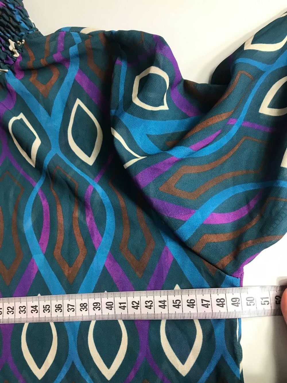 Блузка красивой расцветки, визуально на 46 размер