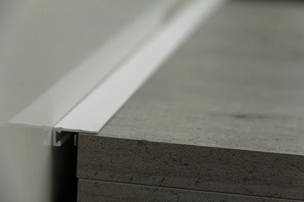 Микроплинтус НЕПЛИНТУС AL16X5-04 Белый 16х6х2000мм