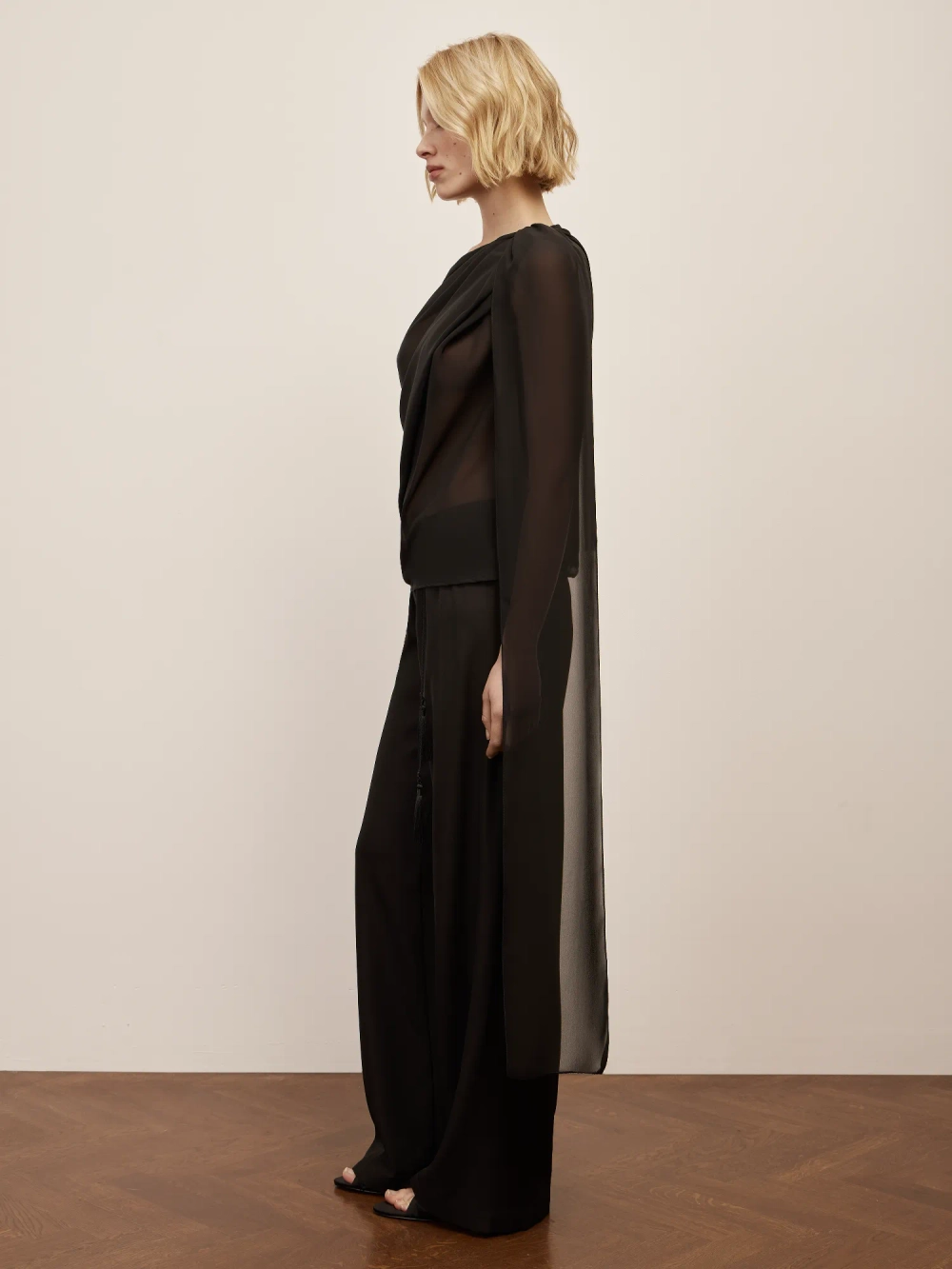 Топ на одно плечо Asymmetry