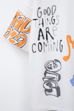 ZARA ФУТБОЛКА С ГРАФФИТИ-ПРИНТОМ, БЕЛЫЙ