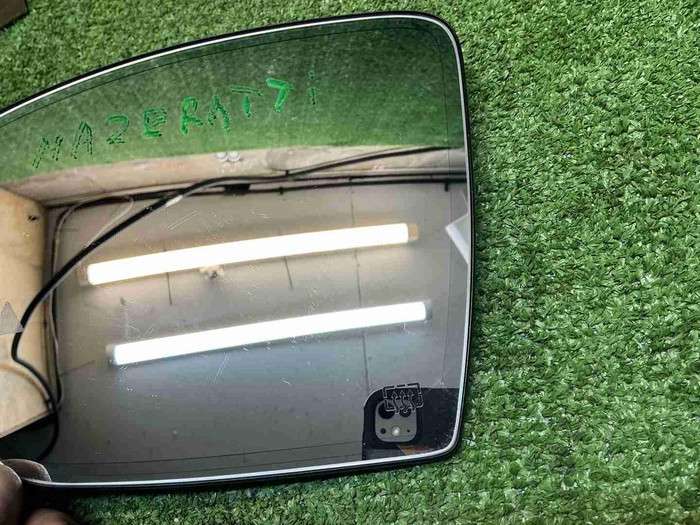 Зеркальный элемент левый Maserati Levante (16-24)