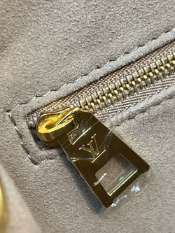 Коричневая сумка Louis Vuitton Onthego PM с узором монограм