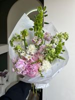 Букет из гортензии, пионов, диантусов, молюцеллы и антирринума