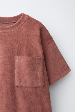 ZARA КОМПЛЕКТ ИЗ ФУТБОЛКИ С КАРМАНОМ И ШОРТОВ ИЗ МАХРОВОЙ ТКАНИ, МЕДНЫЙ