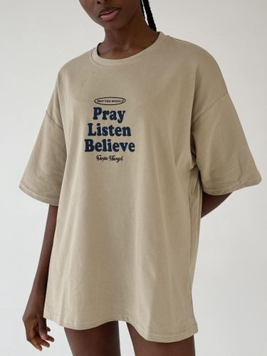 Бежевая футболка Pray Listen Believe