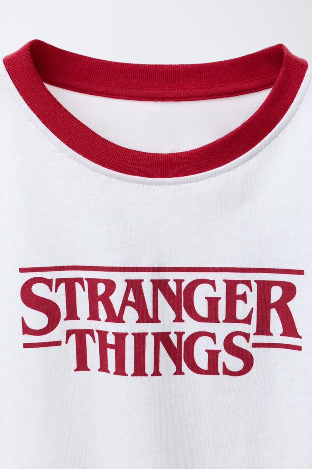 ZARA ФУТБОЛКА С КОНТРАСТНЫМ ВОРОТОМ STRANGER THINGS © NETFLIX, БЕЛЫЙ